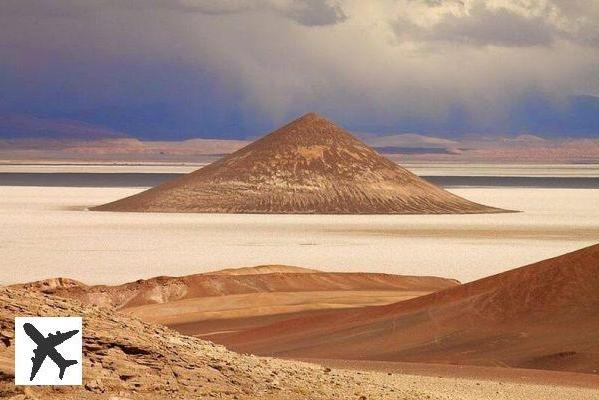 El Cono de Arita en el Salar de Arizaro en Argentina