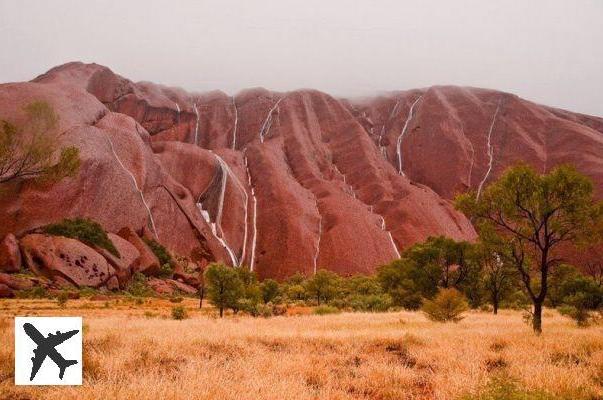 Le spectacle rare des cascades sur Uluru lorsqu’il pleut