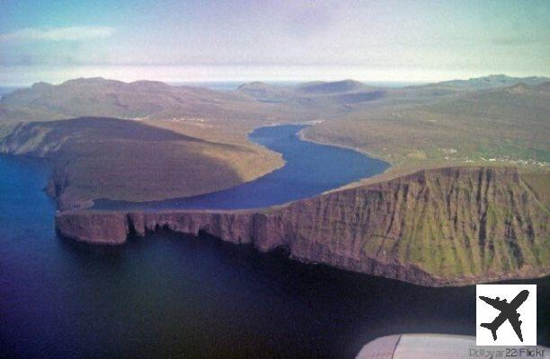 Ilusión óptica: el lago Sørvágsvatn parece mirar al océano.