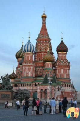 10 Must-See Attractions in Moscow and Saint Petersburg Russia
