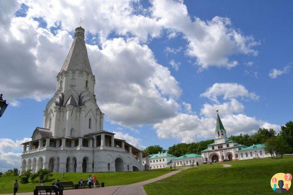 10 Must-See Attractions in Moscow and Saint Petersburg Russia