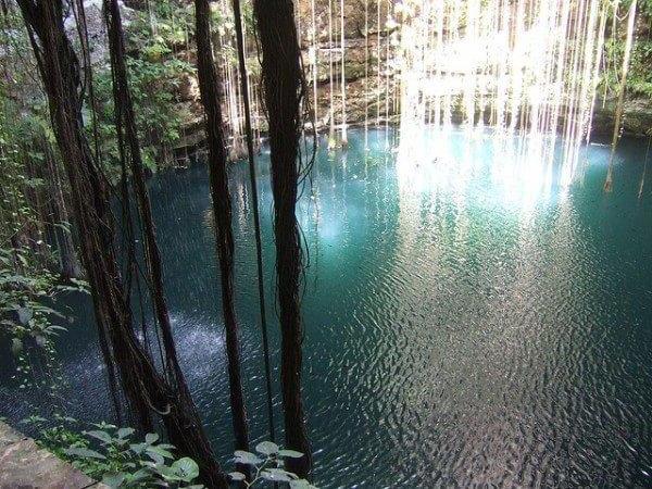 O cenote de Ik Kil em Yucatán, México