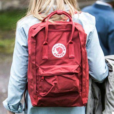 Le magasin de sacs à dos fjallraven red fox en Suède