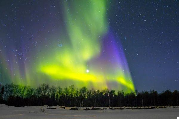 Oferece passeios para ver a aurora boreal