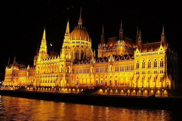 Visiter le parlement hongrois à Budapest