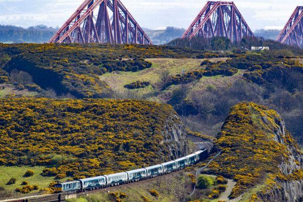 Il treno notturno caledoniano viaggia di notte a Londra Scozia