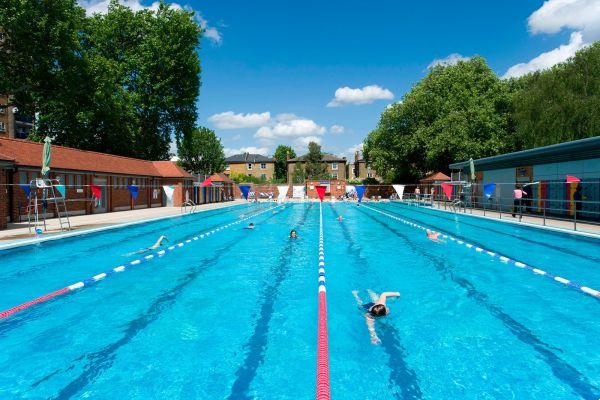 Piscinas dos lagos de Londres onde você pode nadar o ano todo