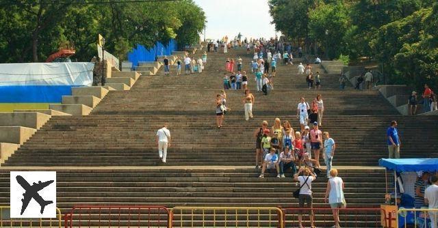 Salendo i gradini della scala Potemkin a Odessa
