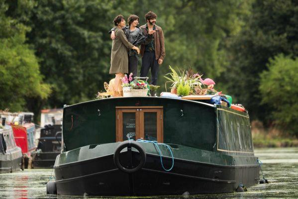 Continente Natalia Tena morando em um barco em Londres