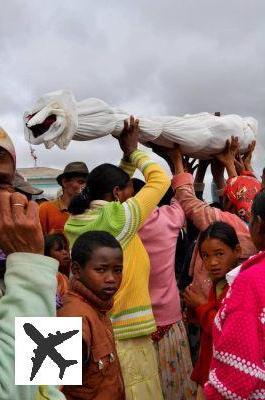 Madagascar: Le Famadihana, cérémonie de retournement des morts