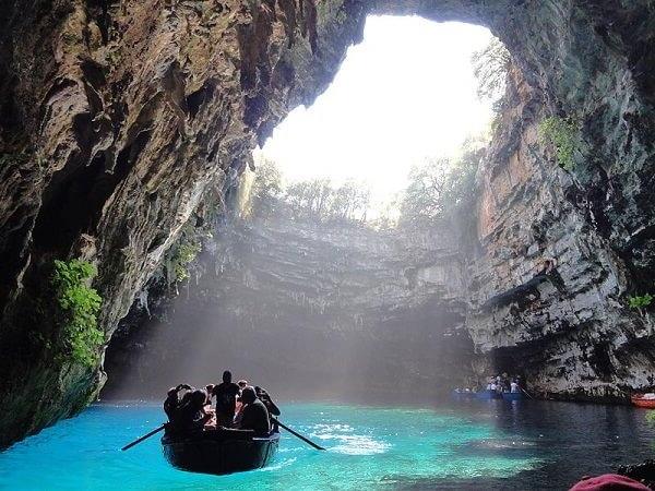 La grotte de Melissani en Céphalonie (Grèce)
