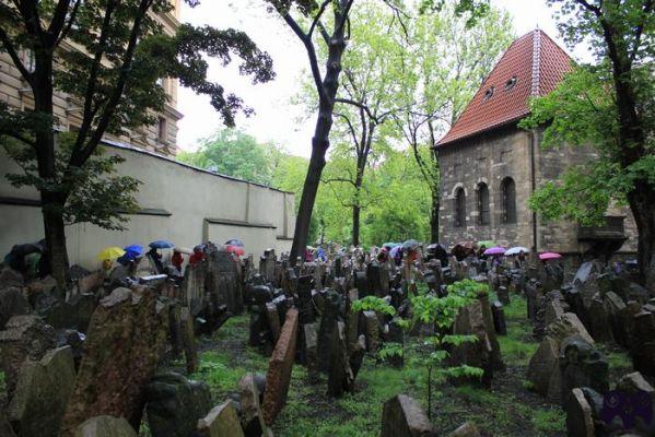 Il quartiere ebraico di Praga con la pioggia