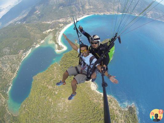 Paraglider flight in Öludeniz