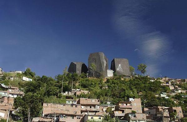 Lumière sur la Biblioteca España à Medellín, en Colombie