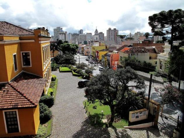 In which district to stay in Curitiba?