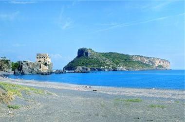 L’Île Dino en Italie : l’idyllique retraite calabraise d’une famille milliardaire