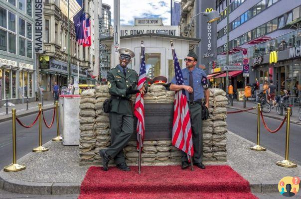Checkpoint Charlie - Point de repère de la guerre froide au milieu de Berlin