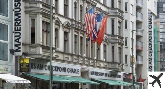 Checkpoint Charlie - Point de repère de la guerre froide au milieu de Berlin