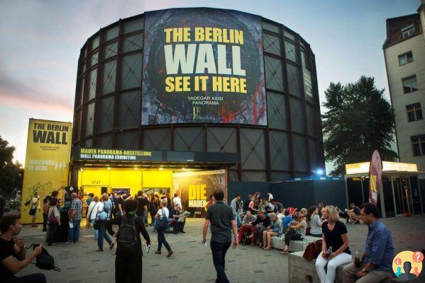 Checkpoint Charlie – Punto di riferimento della Guerra Fredda nel centro di Berlino