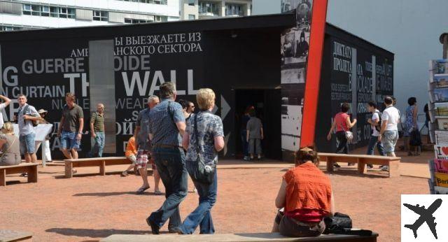 Checkpoint Charlie - Point de repère de la guerre froide au milieu de Berlin