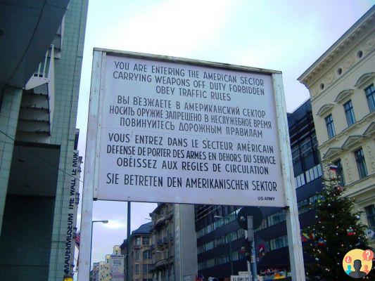 Checkpoint Charlie - Point de repère de la guerre froide au milieu de Berlin