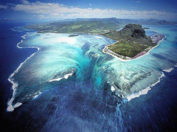 La ilusoria cascada submarina de Mauricio