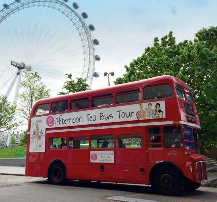 Tomar te en londres en autobus rojo de dos pisos