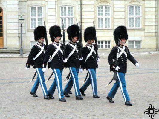 Troca da guarda em Copenhague em Amalienborg