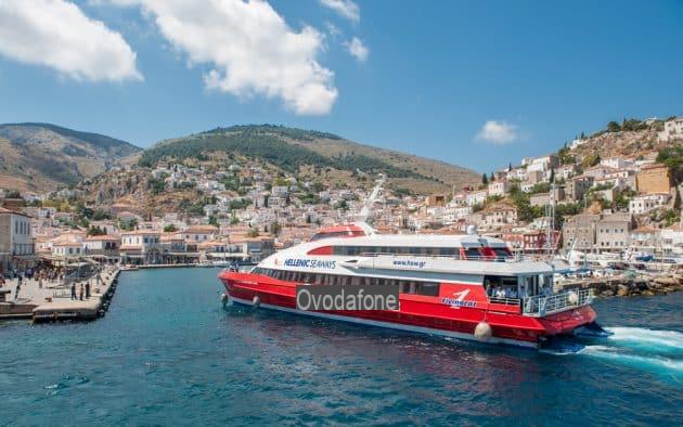 ¿Cómo se llega a Milos desde Santorini en ferry?