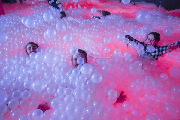 Piscina di palline per adulti Glowymcglow a Londra