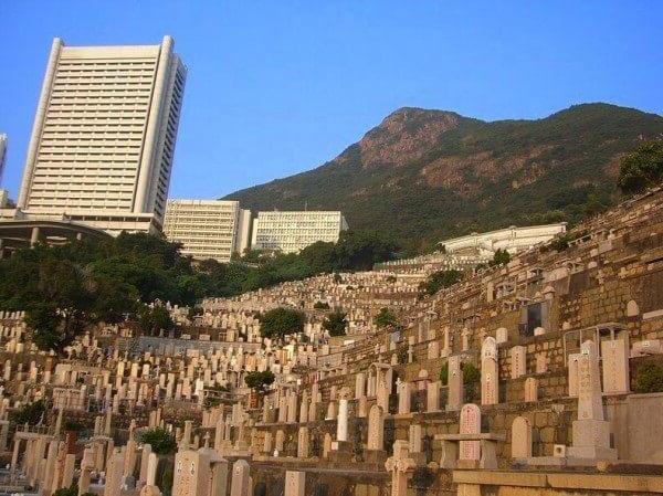 Le cimetière en terrasse de Pok Fu Lam à Hong Kong