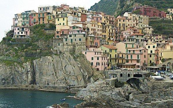 Le village coloré à flanc de falaise de Manarola