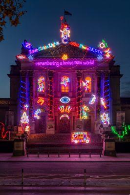 Installazione Neones Tate Britain Londra Chila Kumari Singh Burman Ricordando un mondo nuovo e coraggioso