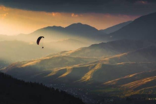 8 endroits où faire du parapente dans les Pyrénées